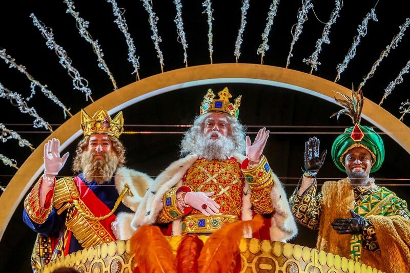 Las cabalgatas de Reyes Magos vuelven a las calles de España con mascarilla, recorridos más amplios y sin caramelos